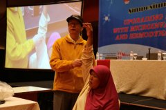 黄枢教授在印尼讲座期间现场演示“针尖上的手术”引发围观和轰动